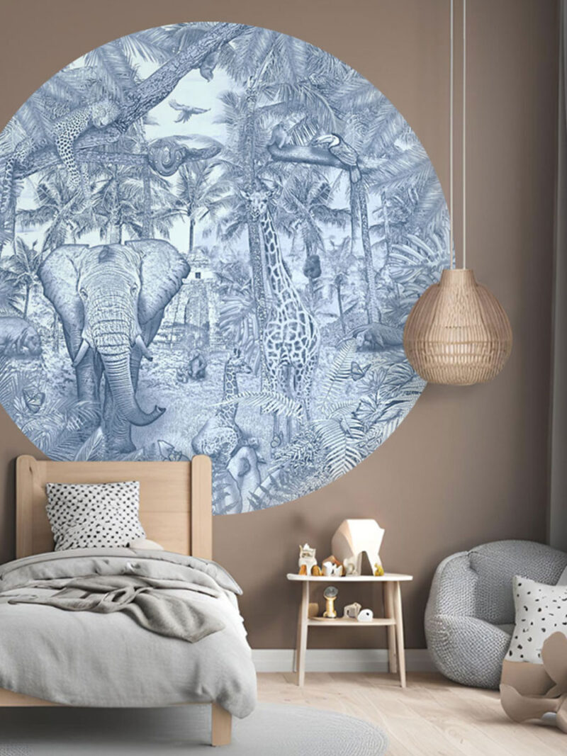 Kinderkamer behangcirkel getekende jungle dieren giraffen krijt zeeblauw